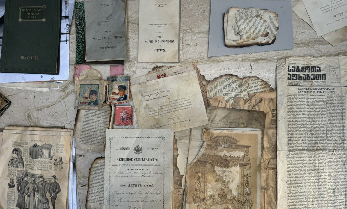 Plaisas, 19. gs. auduma tapetes, atradumi zem grīdlīstēm